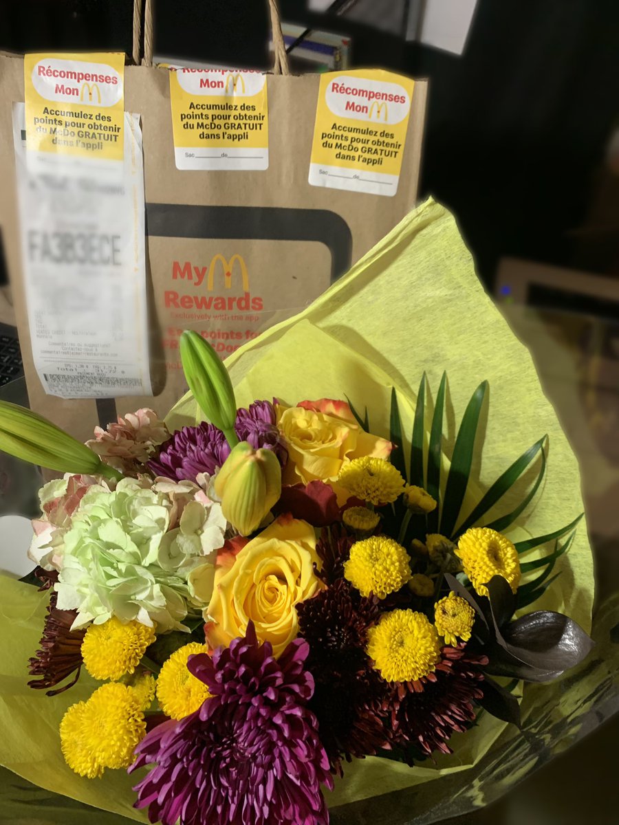 prettysoulbae's tweet photo. J’ai dis à mon chéri que je sentais que ma journée allait être mauvaise et que j’étais mal. Après le taff je rentre chez moi, je vois qu’il m’a fait livré de la nourriture et des fleurs?? My man my man😭❤️❤️ https://t.co/Xk6iYFh62n