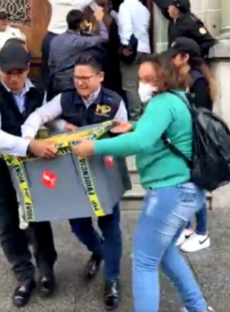 bernardosilvagt's tweet photo. ¿ @MPguatemala quién es ella? 

Va de civil ayudando a los fiscales a secuestrar la democracia. https://t.co/dI6NrTgavS