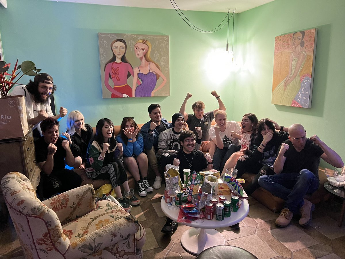 MarceV2226's tweet photo. Esto claramente seria una reunión de primos y primas o de amigos tipico Latam amo! Una casita acogedora! 
 AAAAAAAAAA todos bonitos juntos https://t.co/o8AGrMkOsC