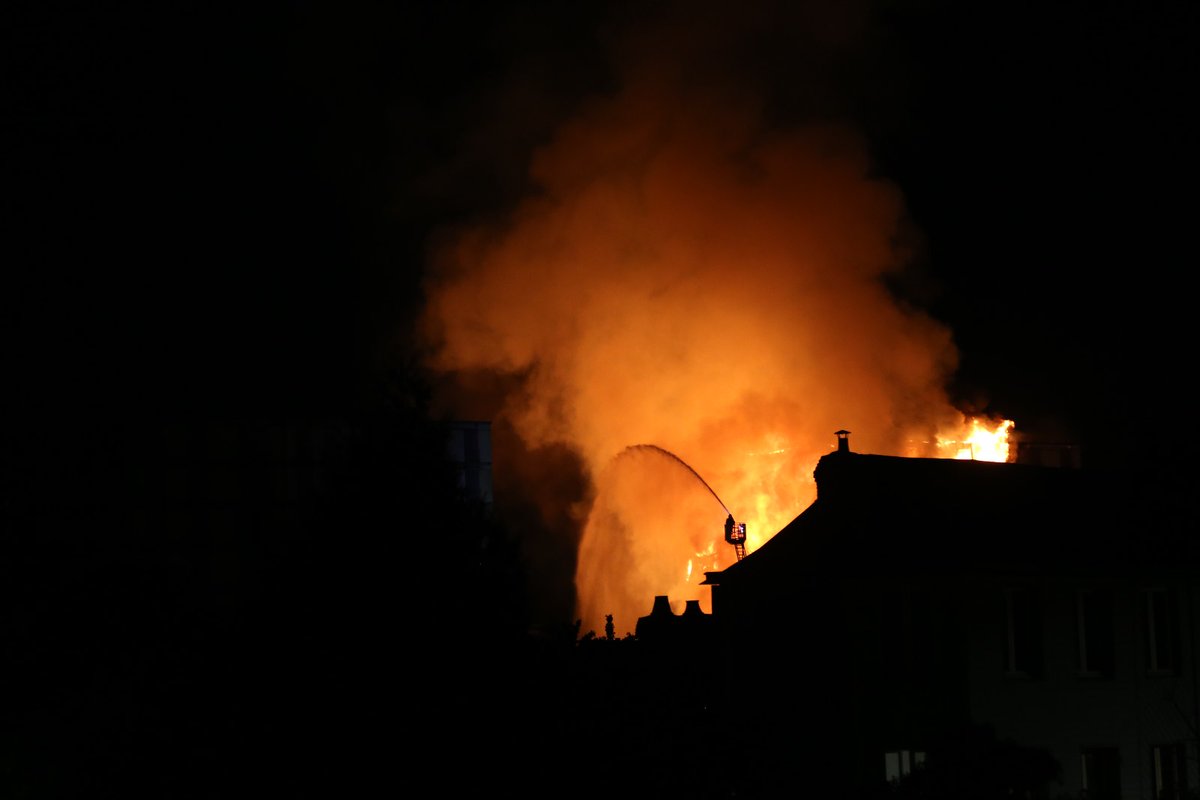 RaphaelleLebas's tweet photo. Incendie rouen immeuble verre et acier Bravo les pompiers 💪🥲 #Incendie #rouen https://t.co/lW8QWmB5fq