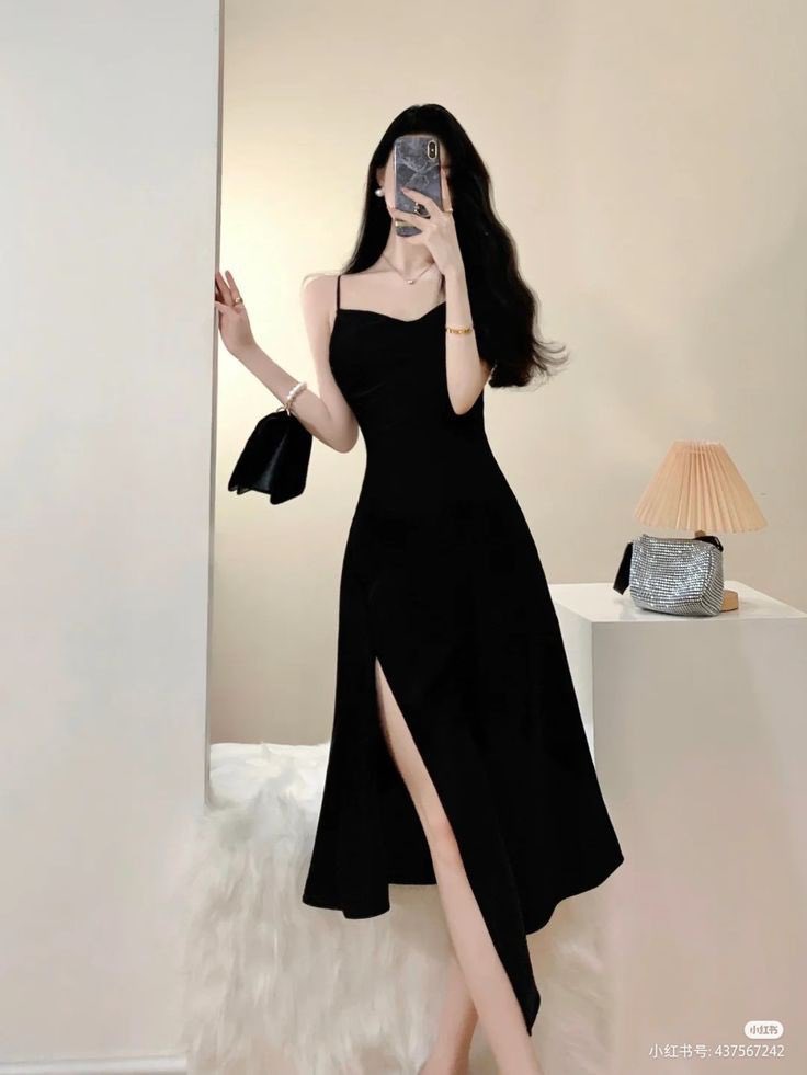 في ملامحها 
أُلفة بالغة 
كأن الطمأنينة 
قد استعارت وجهها
إذا ضحكت تسرب 
الضّوء من وجهها 
أينما حلَّت ملامحها 
حلَ صباحي
من فرطِ إشراقها 
اخالها الشّمس
عيناها مملوءتان بالنور

      #صباح_الخير