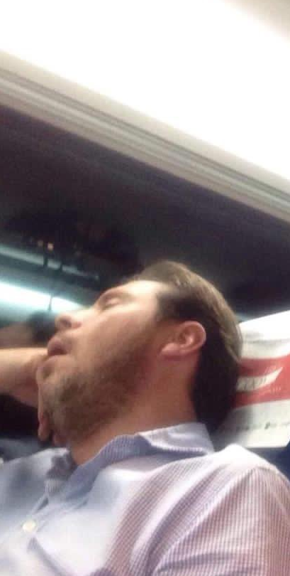 GuillermoRocaf1's tweet photo. Me toca en el AVE al lado de este tío y al primer ronquido llamo al Revisor y solicito su expulsión en la primera parada. https://t.co/yXBwD9xloE