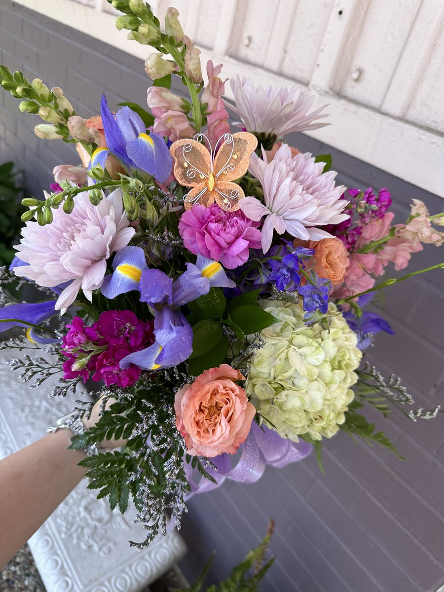 ____LucyLu's tweet photo. Shit I never get on here as much butttt I think I’m about to start posting my work 💐🪻🌸🌷🌻 https://t.co/LxpgBlNTxk