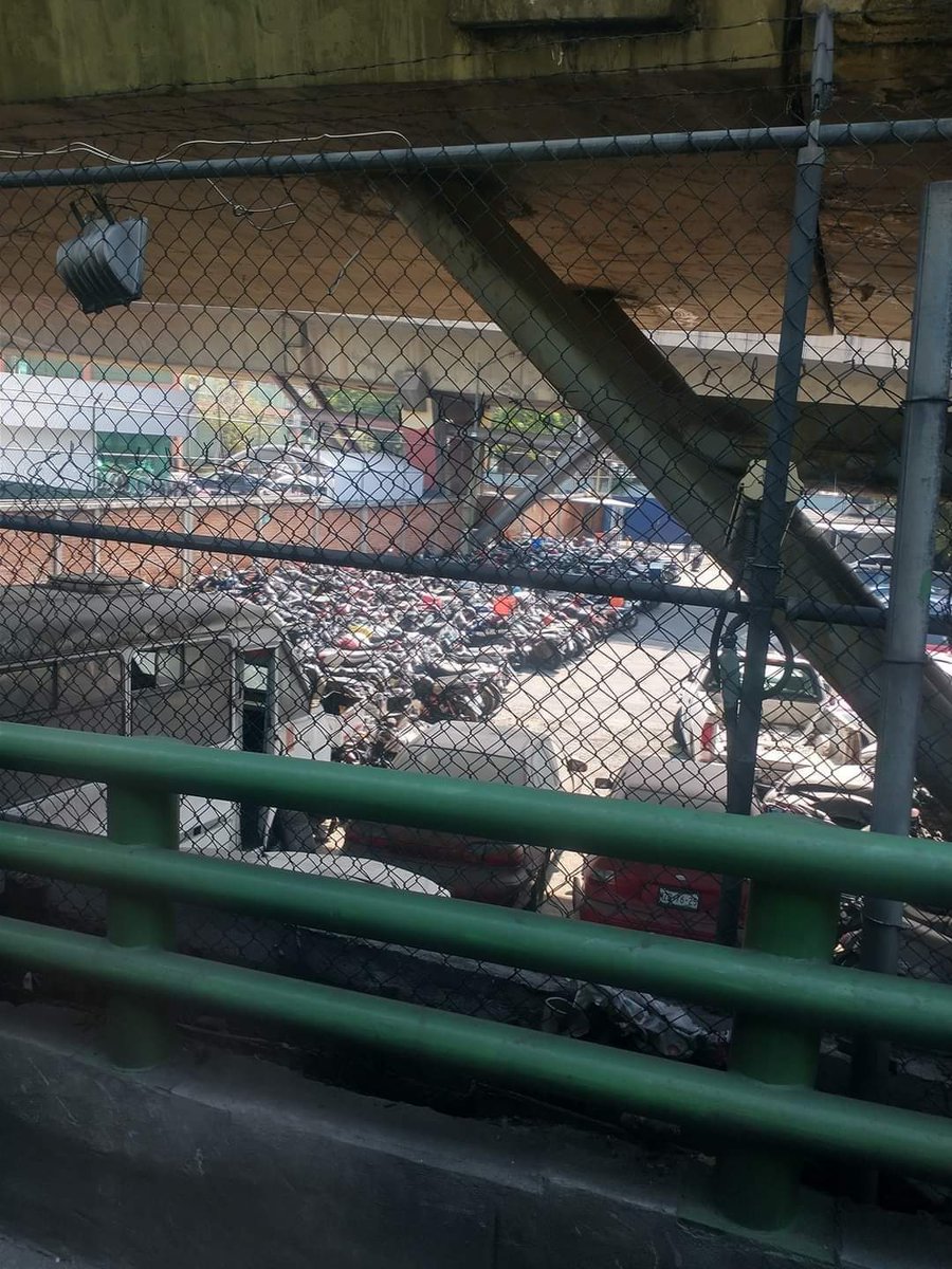 negroibarra's tweet photo. Solo sacan prcho saben que la Mayoria  compra  con esfuerzo sus motos para moverse por que es mas barato que un coche y al final esas motos las agarraran para uso policial o venderlas , por que es una.groseria lo que cobran en corralon si @QuePocaMadre_Mx @Claudiashein @GobCDMX https://t.co/O6M4IVgc7q