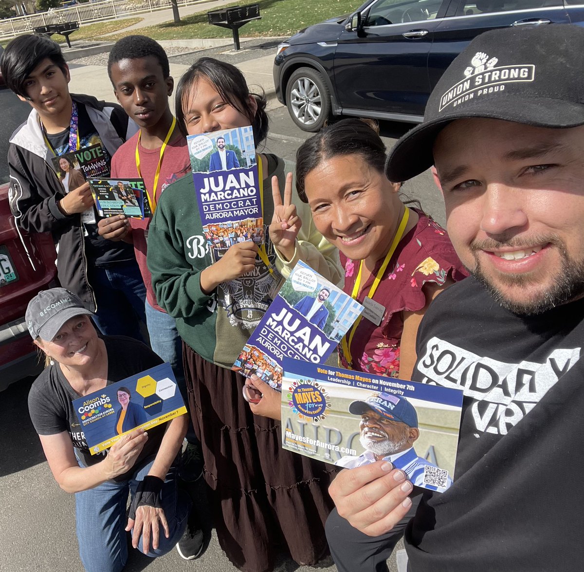 Our #SolidarityIsAVerb canvass hit 600 doors today in North Aurora for the teacher endorsed School Board candidates & the Dem City Council candidates. This community is the most gentrified & underserved part of Aurora and those issues impact our schools AND the city as a whole 1/