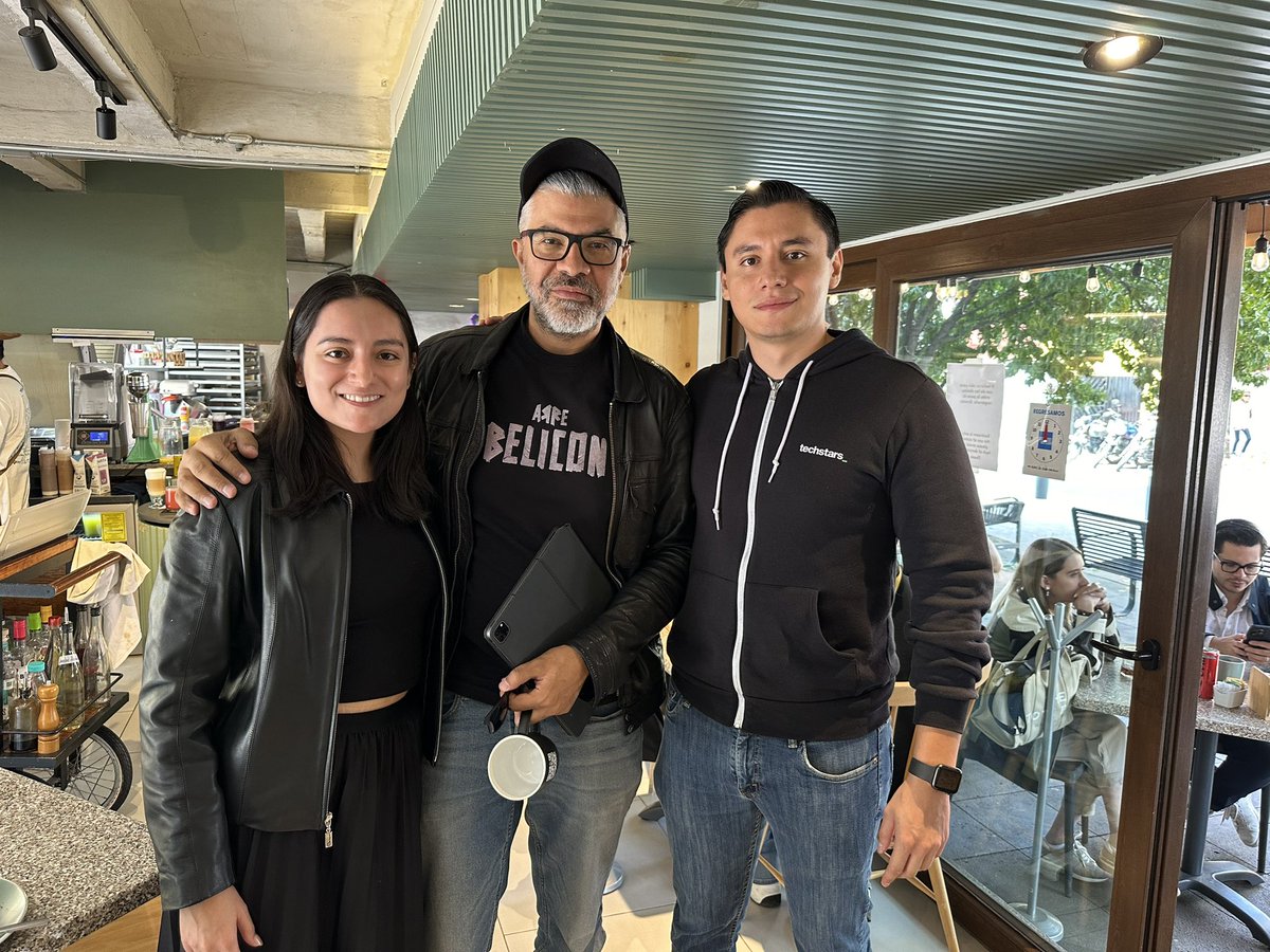 Qué chingón saludar aunque sea de rápido a mis queridos <a href="/LuisJorgeSH/">Luis Jorge Sanchez</a> y Marisol, fundadores de <a href="/KredFeed/">KredFeed</a> que estuvieron esta semana por CDMX. Conocí a Luis y a Marisol en SF gracias a <a href="/cvander/">Christian Van Der Henst✨</a> y soy orgulloso inversionista y activo (por no decir metiche) advisor. Soy infinito fan!