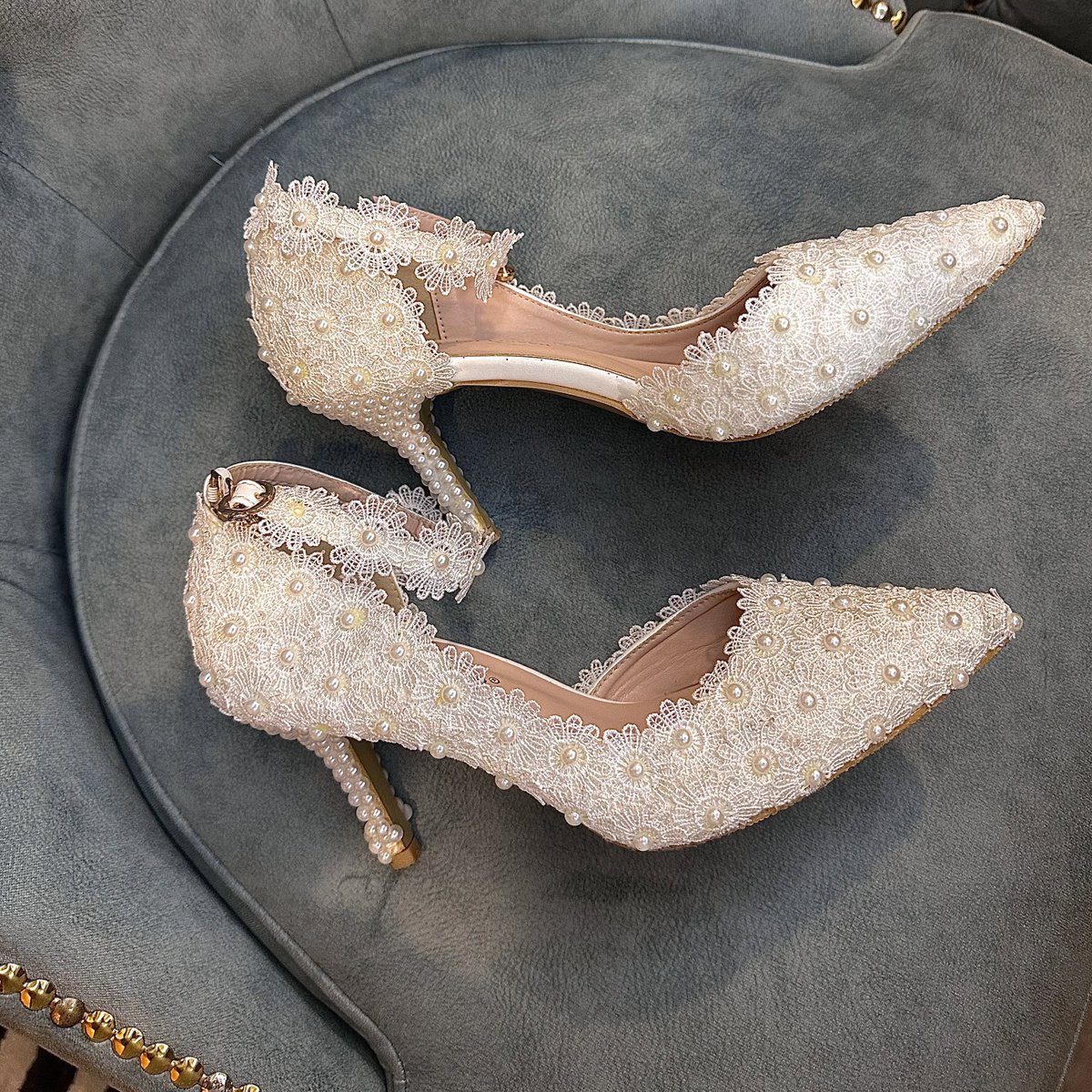 qtpieee's tweet photo. One of the things yang paling i tak menyesal beli dekat shopee is my kasut kahwin for only RM70? Cantik nak mampus macam beli dekat butik. The beads and lace detailings tu memang 💯 https://t.co/z30L3kEFmV