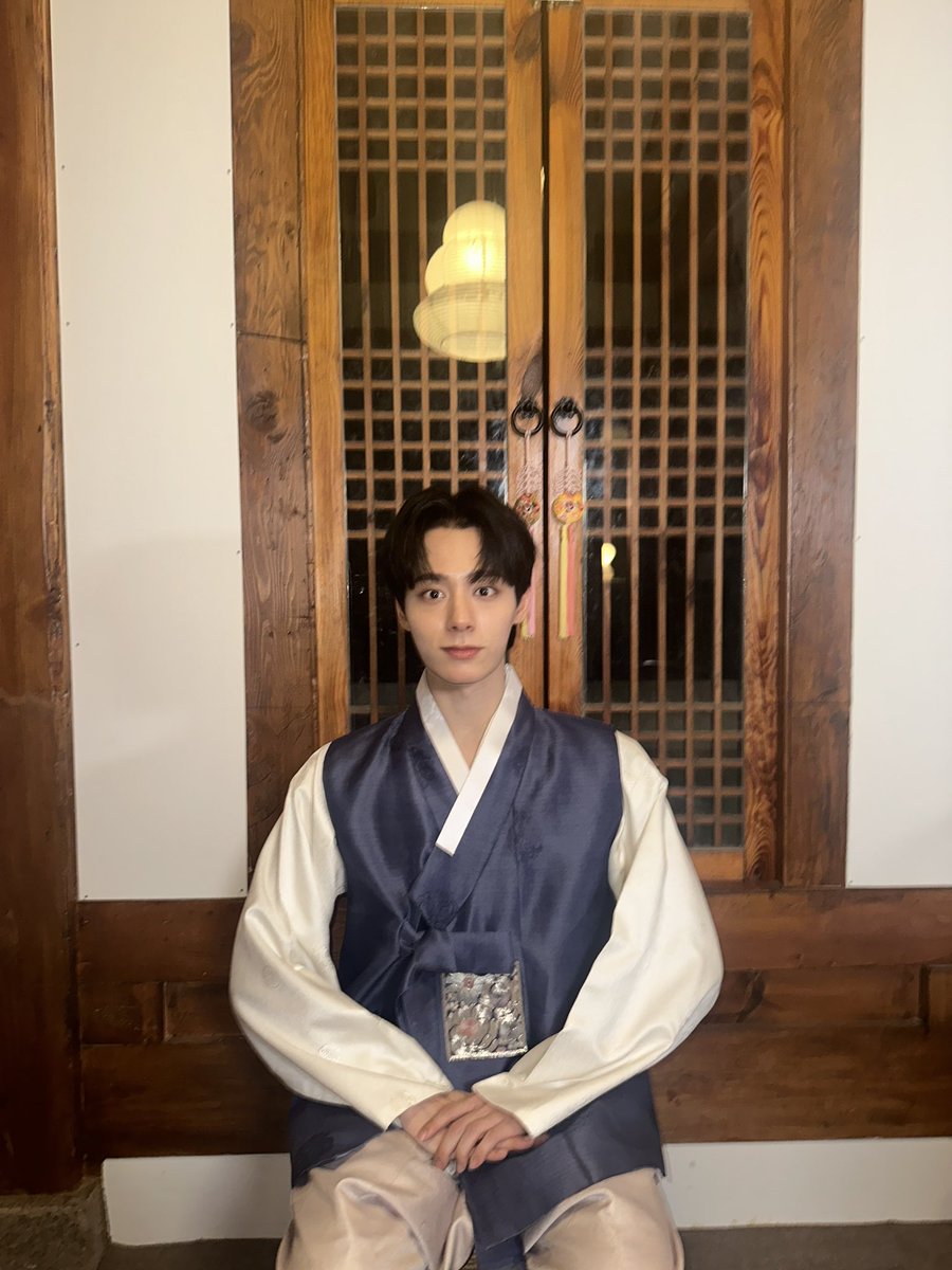 official_ONEUS's tweet photo. [#환웅]
햅삐햅삐 추석🌙 https://t.co/AZrvcv9Kdb