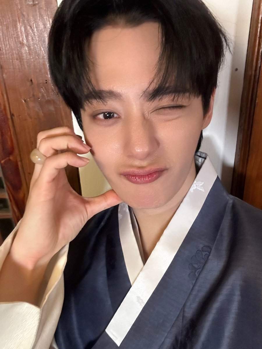 official_ONEUS's tweet photo. [#환웅]
햅삐햅삐 추석🌙 https://t.co/AZrvcv9Kdb