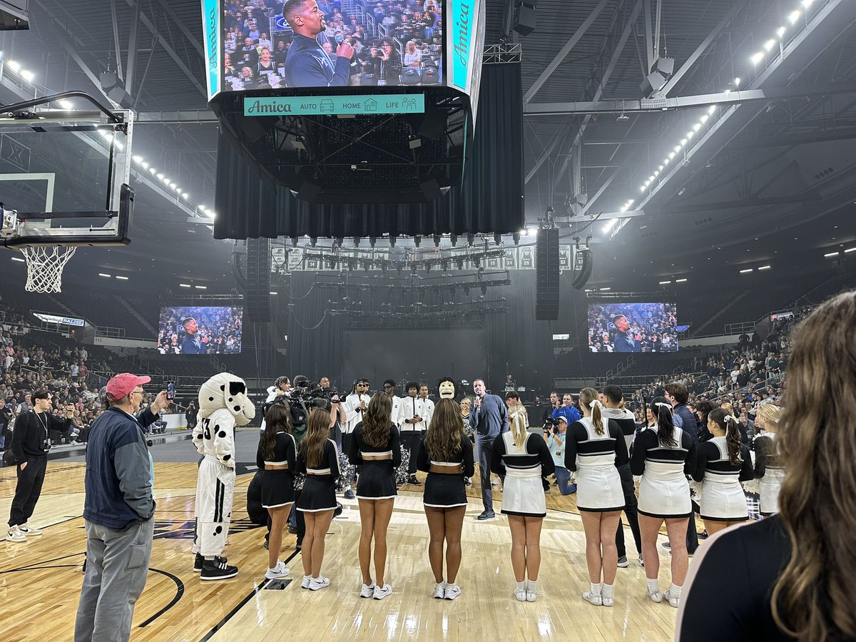 AlisonMiccolis's tweet photo. Had the best night with @ProvidenceWBB and @PCFriarsmbb for #LateNightMadness. Can’t wait to see both teams in action this season. They have the best leaders in @CoachErinBatth and @Englishscope24. https://t.co/R5aYbJUpsq