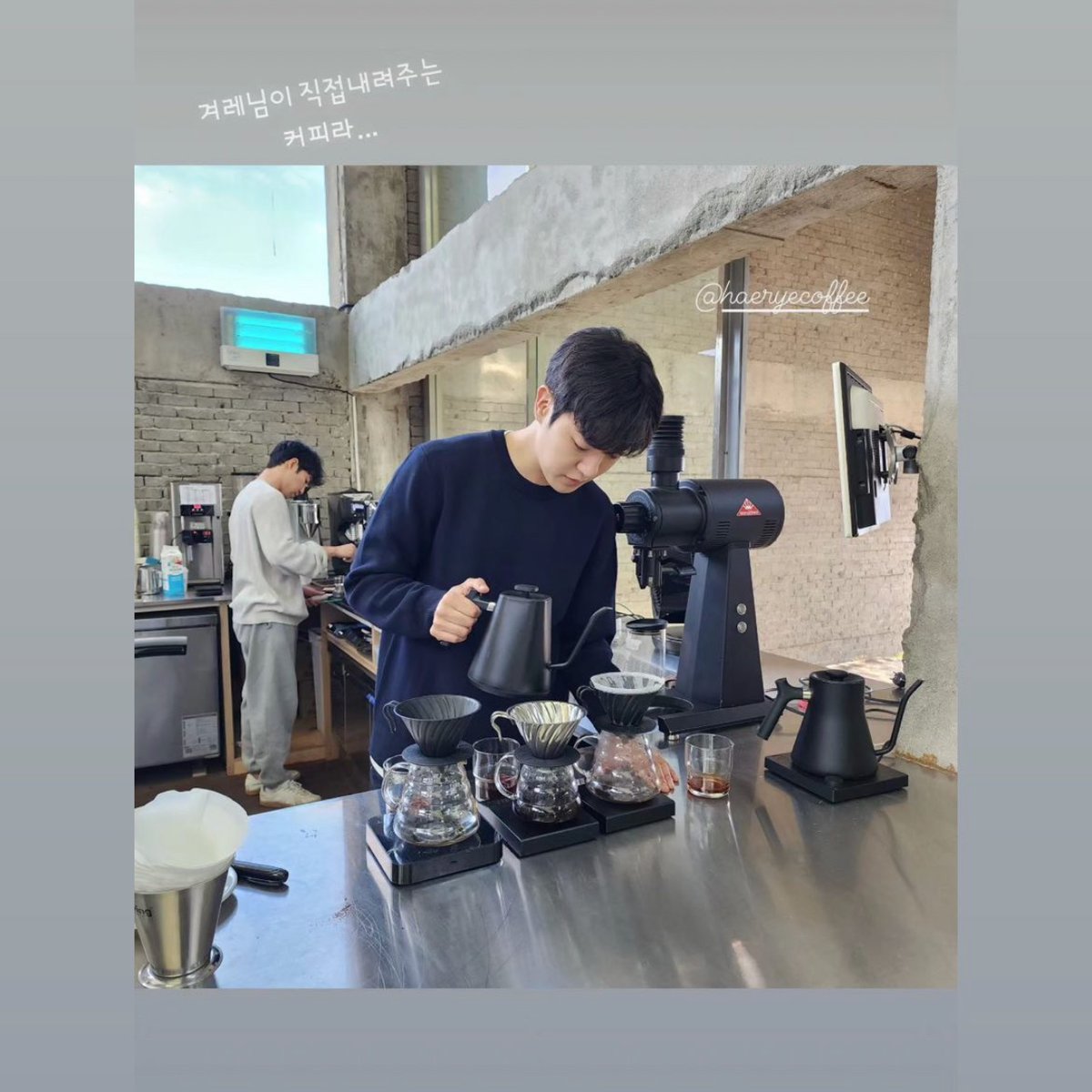 JaneLovewith's tweet photo. Flexing our hard working GY in his Pop-up cafe in Jeju. The quite, not so active in social media, the low key &amp; humble GY.  

JY so proud of the man you chose 🫠❤️ I wish the best for you both. Keep the relationship stronger🙏❤️#Heartsignal4 https://t.co/UGjT6tFwlU