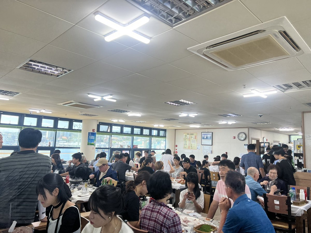 2023년 10월1일 12:53분 경주시 감포 회센타입니다.  민주당의원들은 회(수산물) 를 먹느니 똥물을 먹겠다고 한 선량? 들 이었습니다. 그런데 어쩌나!  더듬어 만지는당 이 그토록 써먹는 국민들께서는 핫집이 미어 터진다. 야속한국민들이구나. 더듬당도 회 많이들 드시구랴!!!