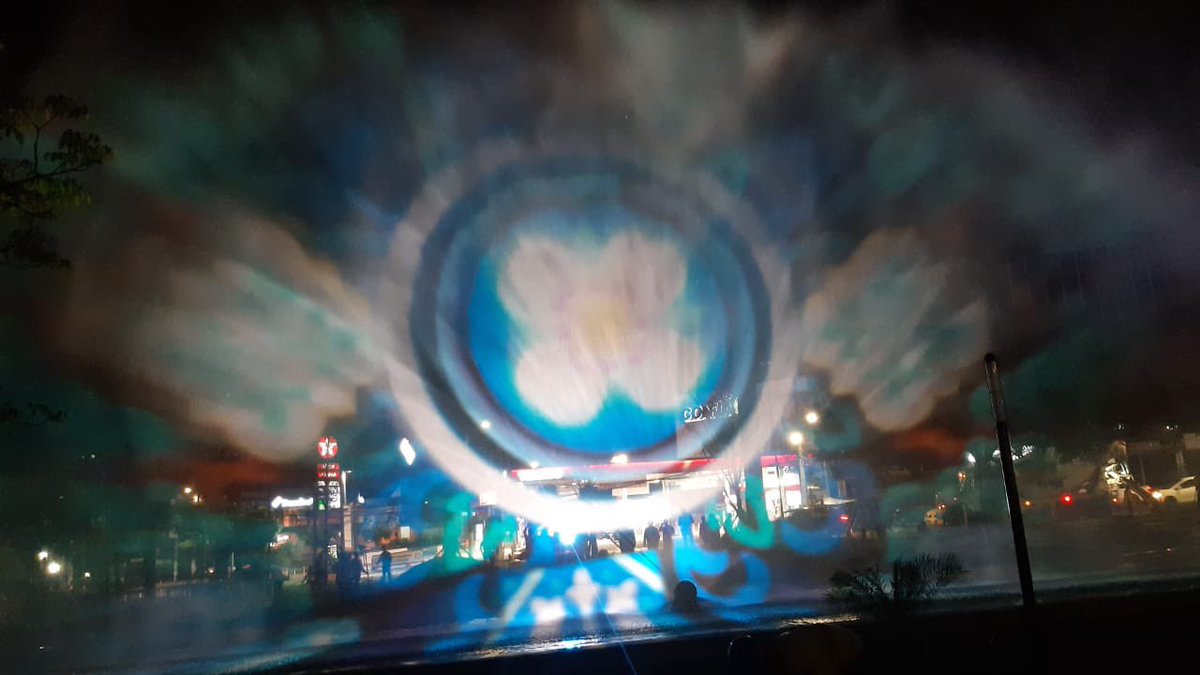ObrasPublicasSV's tweet photo. Apreciemos algunas de las imágenes que se reflejan en la fuente tipo espejo de agua. Mejores tardes y noches nos esperan en este espacio público.✨🇸🇻😍

📍Plaza Salvador del Mundo https://t.co/MgkRd0Oiut