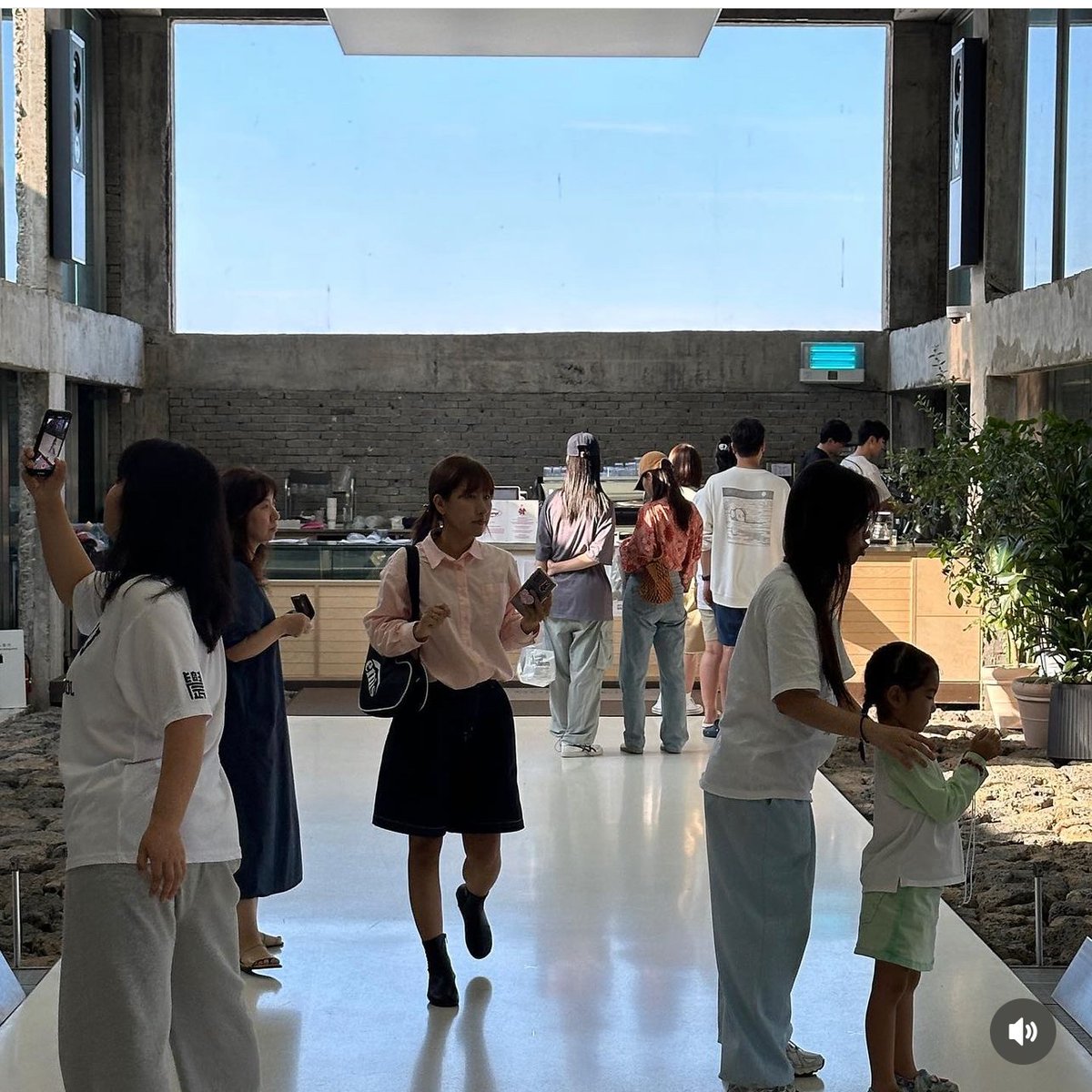 JaneLovewith's tweet photo. Flexing our hard working GY in his Pop-up cafe in Jeju. The quite, not so active in social media, the low key &amp; humble GY.  

JY so proud of the man you chose 🫠❤️ I wish the best for you both. Keep the relationship stronger🙏❤️#Heartsignal4 https://t.co/UGjT6tFwlU
