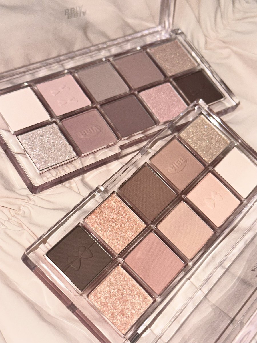 #광고 
🎀삐아 리본 에디션 에센셜 아이 팔레트🎀
#삐아 에서 새롭게 10구 팔레트가 출시됐어요 
데일리한 컬러구성의 팔레트 하나로 다양한 룩을 연출할 수 있는 팔레트에요🩷🧡

때론 사랑스럽게 때론 걸리시하게
리본에디션 팔레트를 #RT추첨 다섯분께 팔레트 2종 중 1종을 랜덤으로 보내드립니다🎀