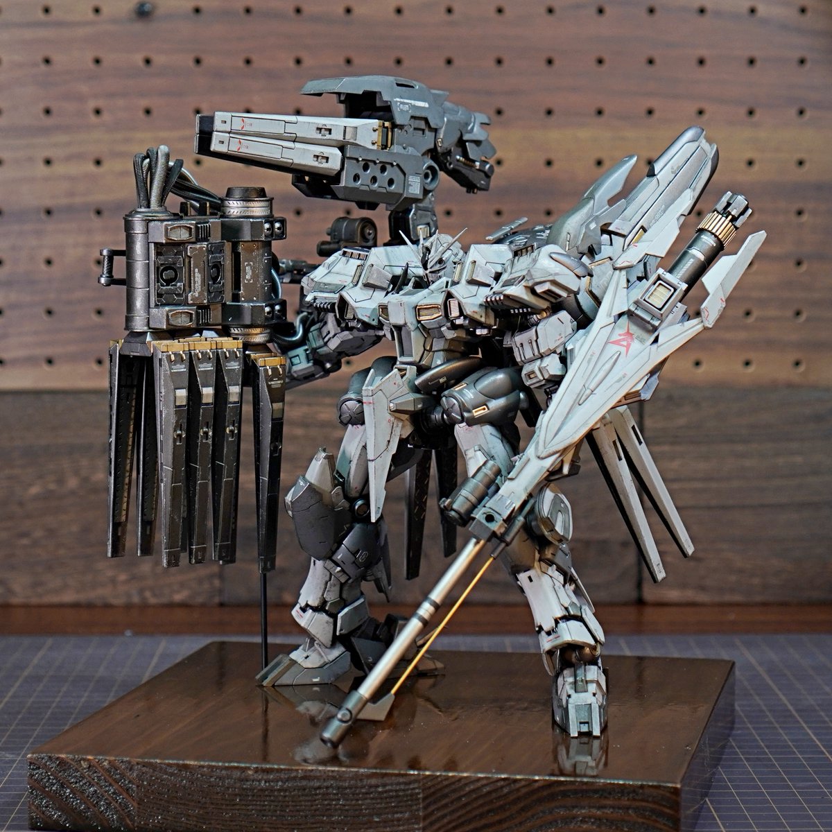 NoneChannel1's tweet photo. アーマードコア風νガンダム完成しましたっ！

#プラモデル
#ガンプラ
#アーマードコア https://t.co/2AcBxST0tN
