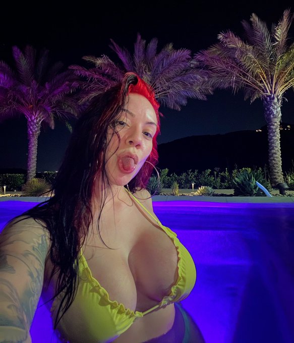 Late night swim&hellip;😇🏊🏻&zwj;♀️🤿💛 https://t.co/7XMmGoIBp3