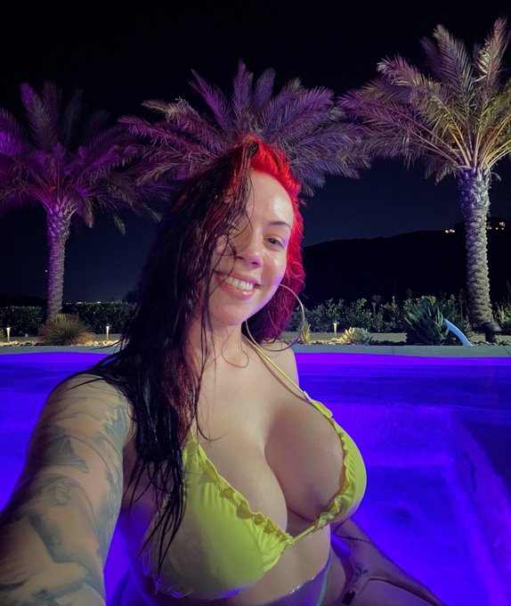 Late night swim&hellip;😇🏊🏻&zwj;♀️🤿💛 https://t.co/7XMmGoIBp3