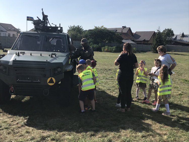 9pulkrozp's tweet image. 29 września 2023r. zwiadowcy #9pr wzięli udział w pikniku ph."SILNA BIAŁO-CZERWONA DZIĘKUJEMY, ŻE JESTEŚCIE Z NAMI" w Wielbarku, podczas którego zaprezentowali sprzęt wojskowy, indywidualne wyposażenie żołnierzy oraz odpowiadali na pytania związane ze służbą wojskową 🇵🇱🫡‼️