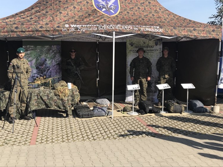 9pulkrozp's tweet image. 29 września 2023r. zwiadowcy #9pr wzięli udział w pikniku ph."SILNA BIAŁO-CZERWONA DZIĘKUJEMY, ŻE JESTEŚCIE Z NAMI" w Wielbarku, podczas którego zaprezentowali sprzęt wojskowy, indywidualne wyposażenie żołnierzy oraz odpowiadali na pytania związane ze służbą wojskową 🇵🇱🫡‼️