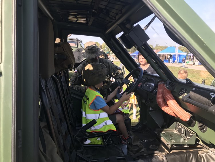 9pulkrozp's tweet image. 29 września 2023r. zwiadowcy #9pr wzięli udział w pikniku ph."SILNA BIAŁO-CZERWONA DZIĘKUJEMY, ŻE JESTEŚCIE Z NAMI" w Wielbarku, podczas którego zaprezentowali sprzęt wojskowy, indywidualne wyposażenie żołnierzy oraz odpowiadali na pytania związane ze służbą wojskową 🇵🇱🫡‼️