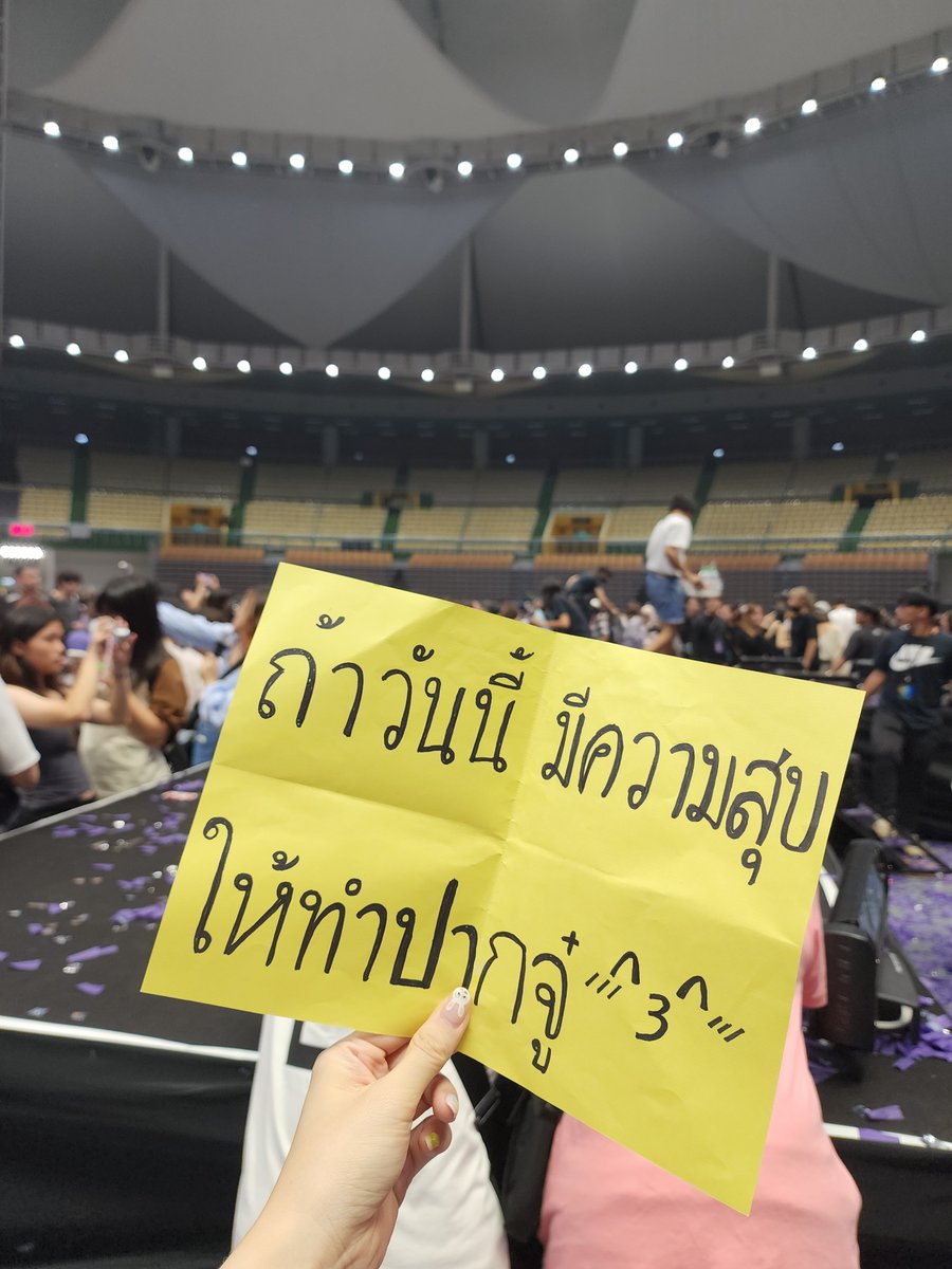 yuting0911's tweet photo. 想不到我也會有這一天
沒有預料到Win一走過來就蹲在面前😭
看到他在看鏡頭還情不自禁的把手機往他臉前進(現在想想有夠荒唐)

💃人生成就達成💃
拍完手超抖 我活下來了😭

⚡😚LOVE WIN😚⚡
#BrightWinSBSTour2023inTaipei 
#SBSconcerttourinTP 
#winmetawin 
#ไบร์ทวิน https://t.co/G8cGzlEag2