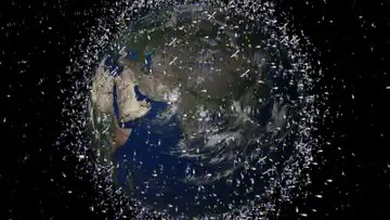 Wer räumt den Weltraum auf?
Um unsere Erde kreist eine riesige Müllhalde: Rund 10.000 Tonnen Weltraumschrott schweben derzeit im All – und die Zahl wird jährlich größer. Mithilfe einer galaktischen Müllabfuhr wollen die ESA und das Startup ClearSpace nun aufräumen.
esa