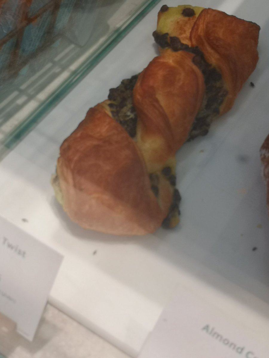 Paul_877's tweet photo. @StarbucksUK the amount of flies crawling  all over the food at the Manchester Airport is disgusting. https://t.co/oBsszEzQJp