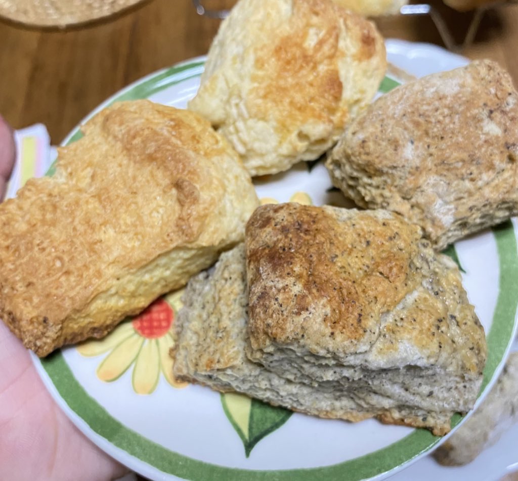 スコーン焼いた！
アールグレイとノーマル
紅茶味初挑戦だったけど美味しかった😄すり鉢で細かくしてやったわ

レシピはみんなの料理レシピの一ノ木さんの