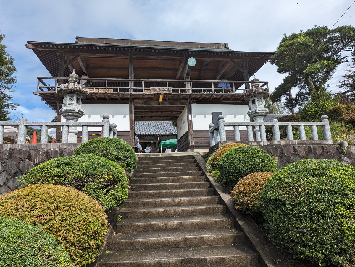 hirochan9's tweet photo. 村田町の西安寺の【宴市】に行ってきましたよ。持ち寄り食材をその場で調理してくれるギブミーベジタブル。どれもおいしい😋とても良い雰囲気で、あたたかい繋がりが感じられます。そして知り合いが多い…😄外のイベントに普通に来ている阿部さんは珍しいかもな〜（笑）良き良き。 https://t.co/0EtlgPQYcP