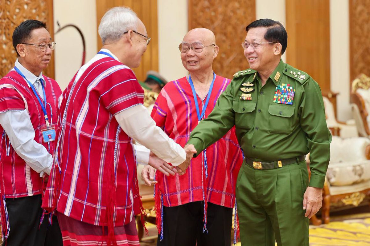 ViewsofMM22's tweet photo. He firmly believes this meeting would initiate a new stride for ensuring peace and stability in Kayin State and restoring peace for the whole of Myanmar, Sen-Gen Min Aung Hlaing told Kayin ethnic leader Saw
Mutu Say Poe.
#WhatsHappeningInMyanmar #Myanmar #Kayin https://t.co/c1n9C2L9Uu