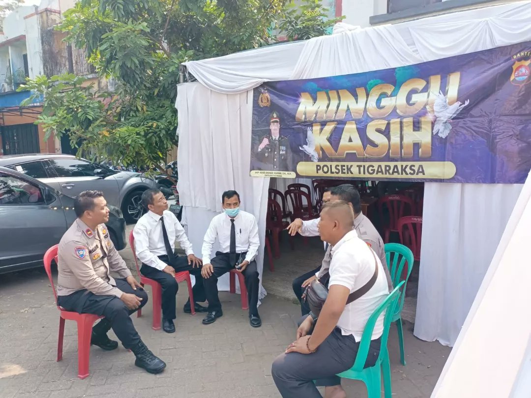 cunte20's tweet photo. Program Minggu Kasih Polsek Tigaraksa

Dengarkan Keluh Kesah Masyarakat Dalam Program Minggu Kasih Di Gereja Bethel Indonesia (GBI) Di Pimpin Kanit Binmas IPDA Roling , Puspem Kab Tangerang Ruko PWS Kel Kaduagung Kec Tigaraksa Kab Tangerang, Minggu (1/10/2023). https://t.co/2otYB7c7W9
