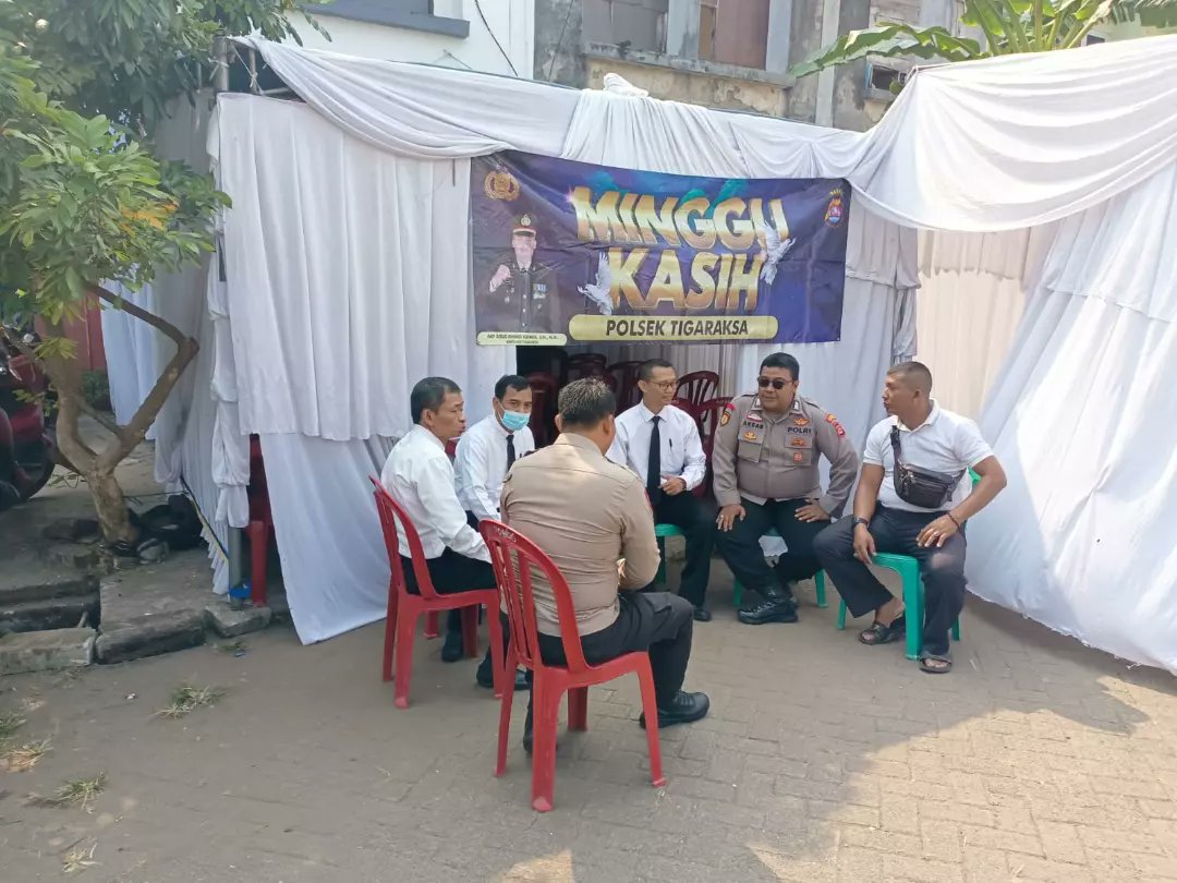 cunte20's tweet photo. Program Minggu Kasih Polsek Tigaraksa

Dengarkan Keluh Kesah Masyarakat Dalam Program Minggu Kasih Di Gereja Bethel Indonesia (GBI) Di Pimpin Kanit Binmas IPDA Roling , Puspem Kab Tangerang Ruko PWS Kel Kaduagung Kec Tigaraksa Kab Tangerang, Minggu (1/10/2023). https://t.co/2otYB7c7W9