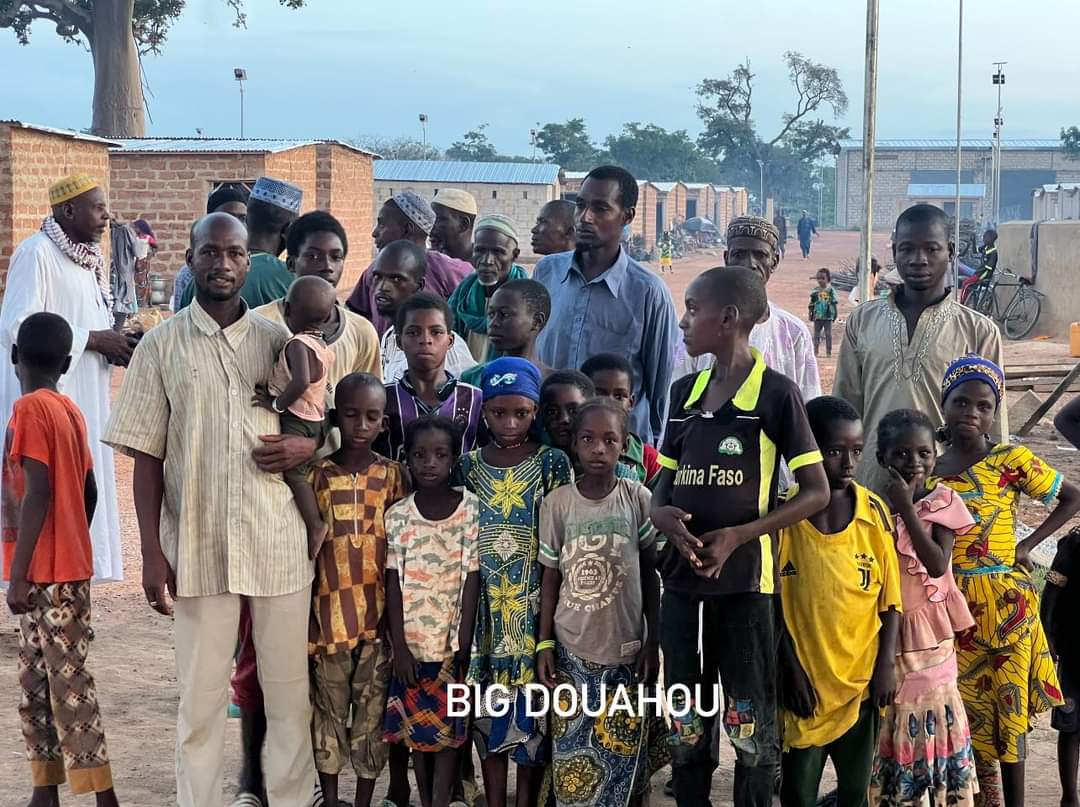 edithbrou's tweet photo. Quelques Images du camp des réfugiés Burkinabé 🇧🇫 et Maliens 🇲🇱 en Côte d’Ivoire 🇨🇮

Le camp est construit sur 10 ha avec plus de 950 maisons ( chambre salon ) y compris l’électricité, eau et la nourriture.

Depuis Avril 2023, la Côte d’Ivoire fourni une « assistance humanitaire » à plus de 18 000 réfugiés burkinabè

Source : Big Douahou