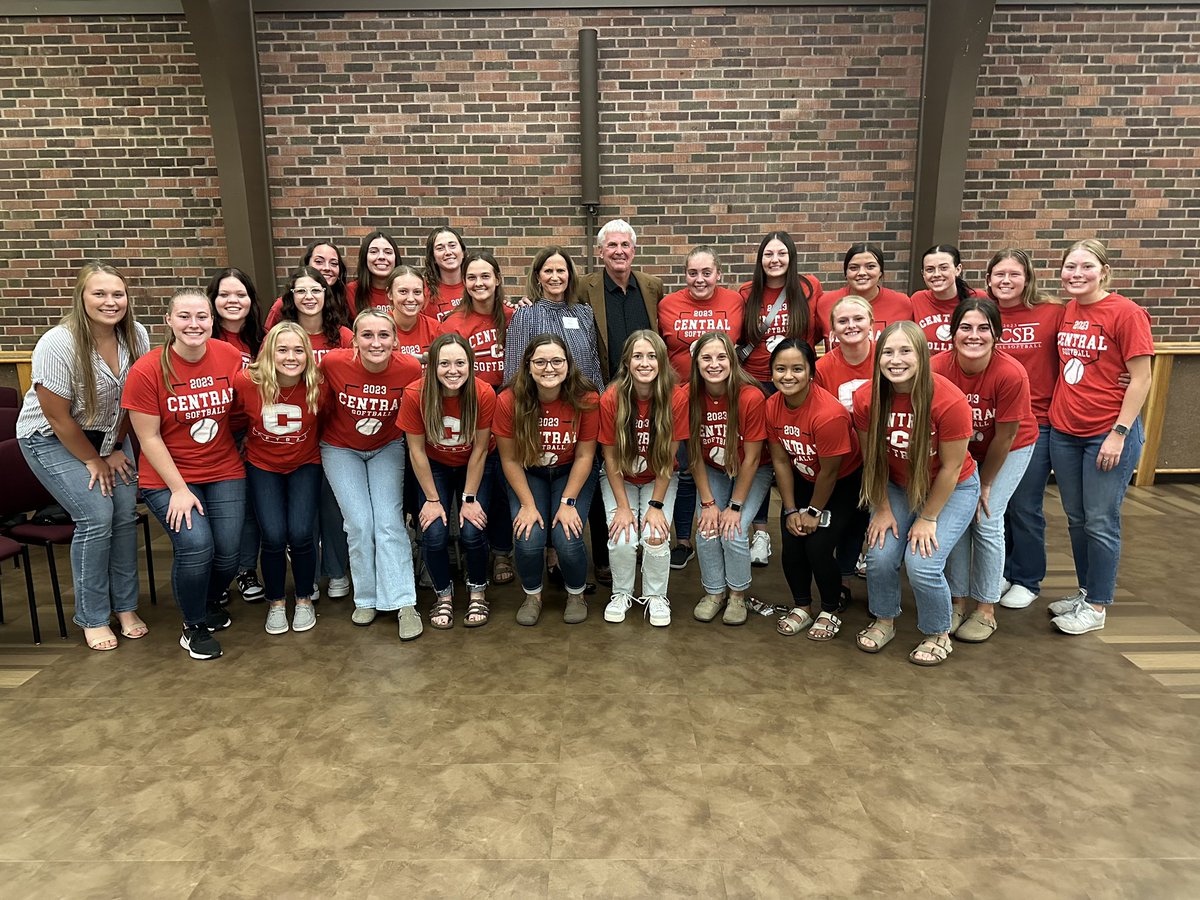 Congratulations to the newest member of the Central College Hall of Honor, Coach Wares!!  @CentralCollege #CCSB #ForeverDutch 🥎❤️🥎❤️