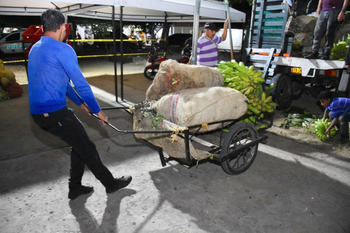 📌Los campesinos ya están listos en las canchas del CDV para ofertar sus cosechas desde las 5:30 a.m. en la versión #15 de nuestro #MercadoCampesino.🍉🥥🥑🥒

¡Ven a disfrutar variedades de productos del campo al mejor precio!

#VamosPaLante