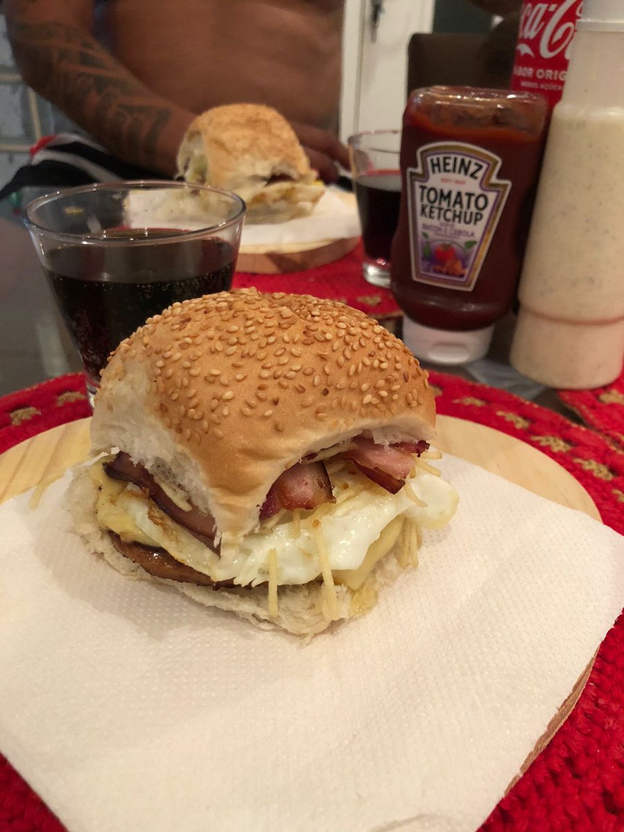 RayllaAlvess13's tweet photo. Dia de Hambúrguer 🍔 https://t.co/regemlfO0u