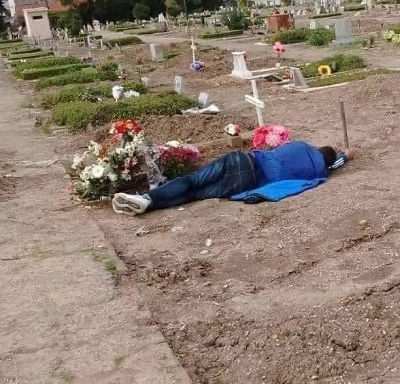 #REFLEXION 
  LA HIPOCRESÍA DE LOS HIJOS
Duela a quien le duela...
En la relación con tus padres no tomes en consideración si tus hermanos deciden ayudar o no. ¿Yo para qué les doy? Si mis hermanos no aportan, ¿yo por qué tengo que aportar?
En consecuencia, debes tener en cuenta