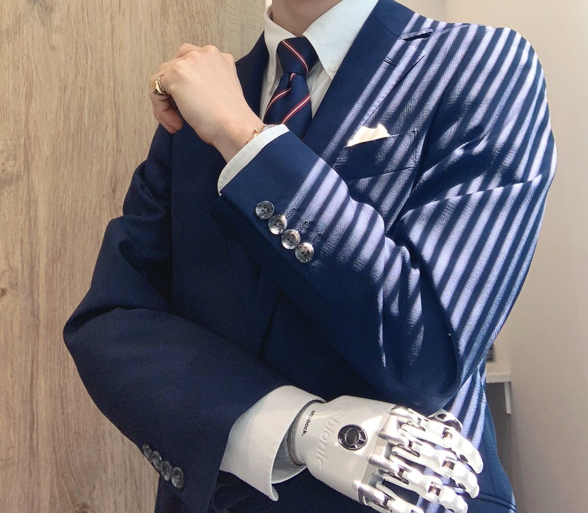 CyanKuni's tweet photo. 義手🦾×スーツ👔は鉄板。
#筋電義手 #スーツ https://t.co/JqX1a14vQ5