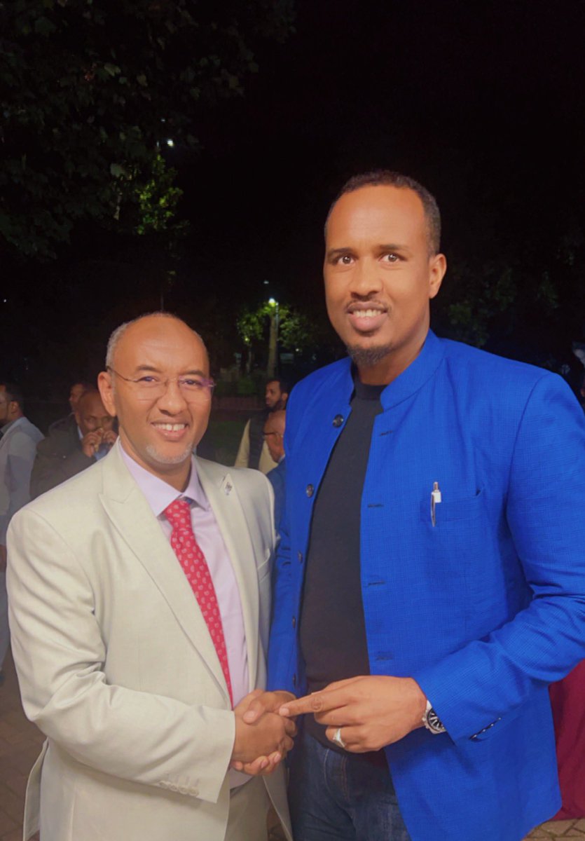 MAHDI_FOOD2015's tweet photo. Madaxweynihii hore Somaliland Mudane Daahir Riyaale &amp; London 

Markaa Madaxweynaha ahaa Goboladeyda ka soo jeedo Xilalka Waa ku yareyn jirey 

Waxaa ka duuley  Qeybiye #QADA 

Imika ayey idinka sii ahaan Qeybiye #Qaatay wixiiba

Geesta kale Food iyo Madaxweynaha Mustaqbalka xirsi https://t.co/eOjtEZP8EX