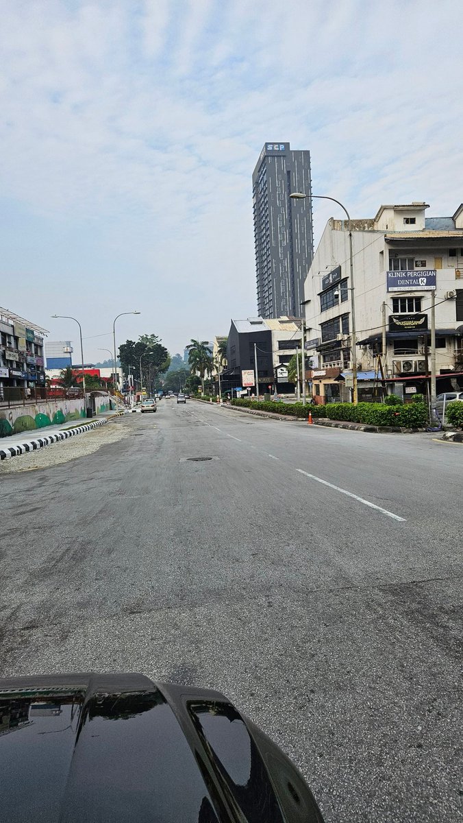 pakwan_'s tweet photo. Salam YB @hannahyeoh please help to re surface this road 23/70A Desa Sri Hartamas. Its in bad condition main thorough fare in the area. Tq @dapmalaysia https://t.co/EWtVkdp21s