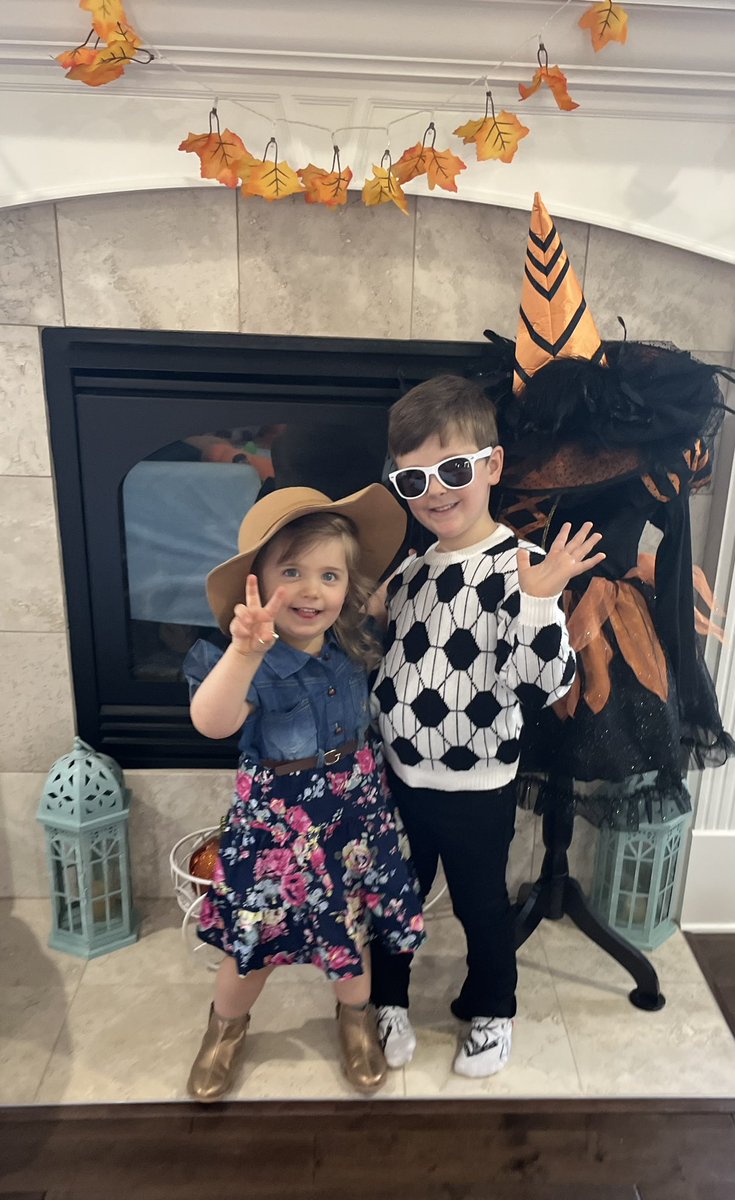 TempiB1's tweet photo. 1st up for Halloween ‘23…Smith’s Creek Lilly and Oliver nailed Alexis and David @danjlevy @Realeugenelevy #schittscreek #ewwdavid #Alexis https://t.co/OWD1EAqy39