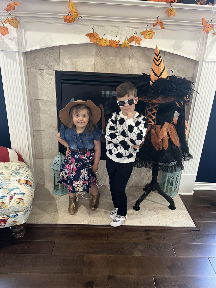 TempiB1's tweet photo. 1st up for Halloween ‘23…Smith’s Creek Lilly and Oliver nailed Alexis and David @danjlevy @Realeugenelevy #schittscreek #ewwdavid #Alexis https://t.co/OWD1EAqy39