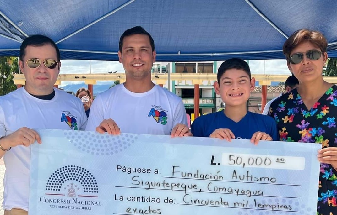 BancadaLibre's tweet photo. Los diputados @Ysabillon1 y #AlbertoCruz, utilizando la subvención que les otorgo el Congreso Nacional, entregaron un aporte económico a la Fundación Autismo Siguatepeque, los cuales serán destinados para comprar implementos para el desarrollo de las terapias de los niños y niñas que son parte de esta institución.
