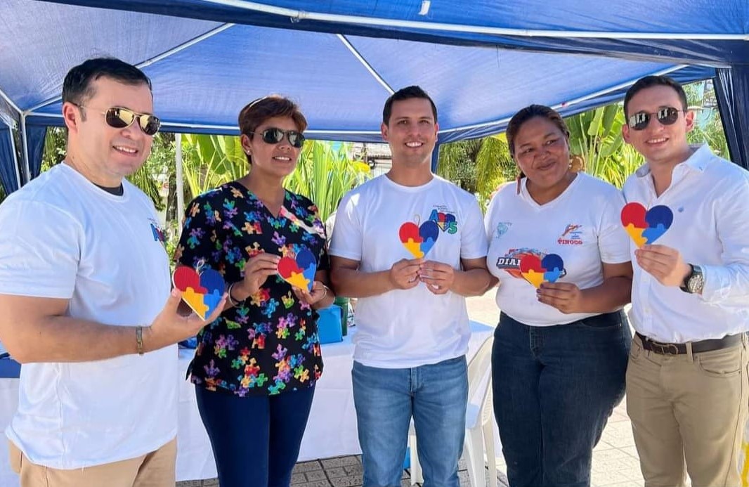 BancadaLibre's tweet photo. Los diputados @Ysabillon1 y #AlbertoCruz, utilizando la subvención que les otorgo el Congreso Nacional, entregaron un aporte económico a la Fundación Autismo Siguatepeque, los cuales serán destinados para comprar implementos para el desarrollo de las terapias de los niños y niñas que son parte de esta institución.