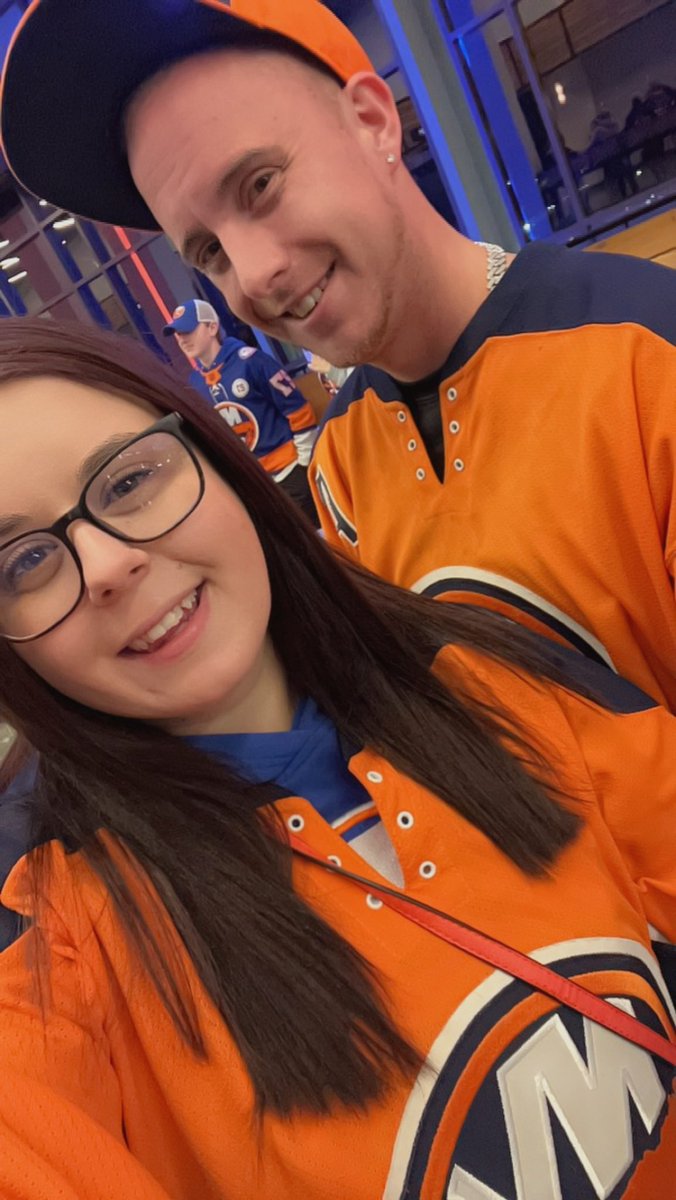 _ashleeeex's tweet photo. Hockey season is back #LGI #isles #hockeyszn https://t.co/CaIQtBn50r