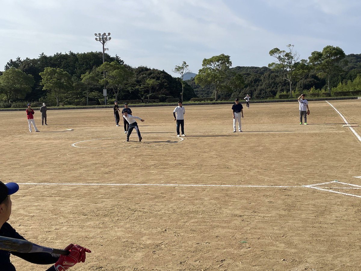 yoshida706's tweet image. 令和5年度の豊北地区球技大会が、秋晴れのもと4年ぶりに開催されました。
開会式のあと、ソフトボールで始球式。結果は。。。
皆さんのご健闘をお祈り致します！
#豊北地区球技大会
#頑張って下さい
#衆議院議員
#吉田真次