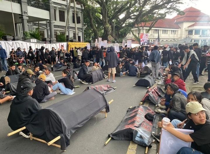1 Oktober 🥀
Tragedi Kanjuruhan

Setahun sudah tragedi ini berlalu. Masih belum ada keadilan untuk para korban dan keluarganya.

SALAM HORMAT UNTUK KAWAN YANG MASIH BERJUANG‼️ USUT TUNTAS YANG BELUM TUNTAS‼️

#JusticeForKanjuruhan