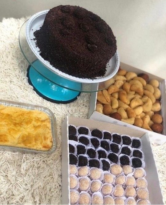 food_porn17's tweet photo. comprar um kit desses e comer sozinho https://t.co/oDkuCcYTwL