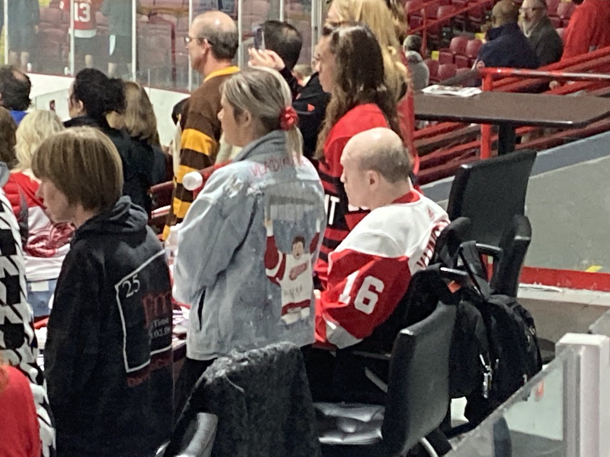 benholdenpxp's tweet image. So great to see Vladdy in the building on Saturday for the Wings/Bruins Alumni game! He was smiling and taking it all in, he passed by our broadcast booth and reached up to fist bump me, I was absolutely honored! #vladdy #drw #redwings #lgrw #hockey💯✊🏻❤️🤜🏻